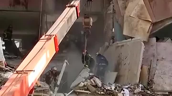 Момент падения плиты на спасателей в Балашихе