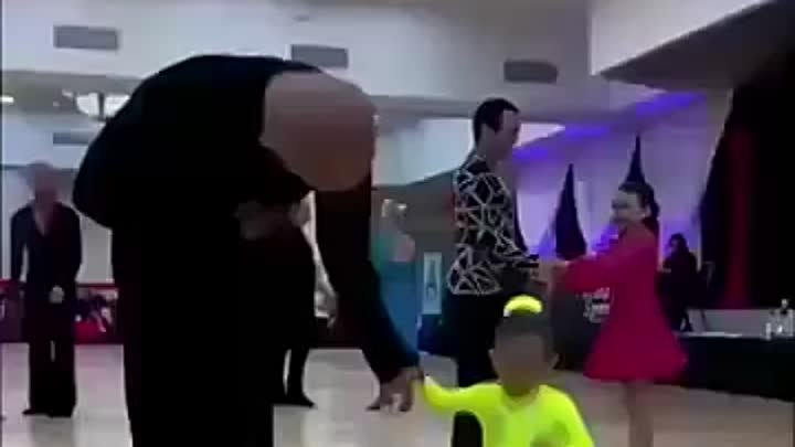 Танец двухлетней малышки с папой.