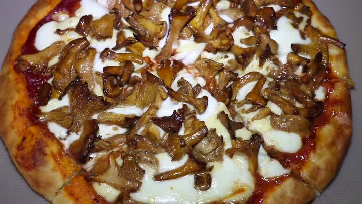 Пицца с лисичками и сыром моцарелла. Домашняя пицца с грибами как в  ...