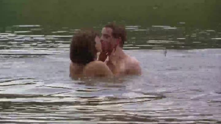 Молодая пара целуются в озере. Отрывок из фильма Озеро страха 3 (Lak ...