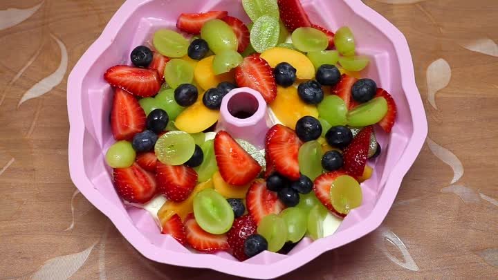 Десерт с фруктами и желе. Желейный торт