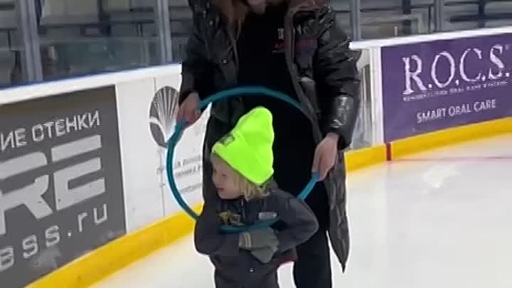 2-летний сын Яны Рудковской и Евгения Плющенко во всю осваивает лёд
