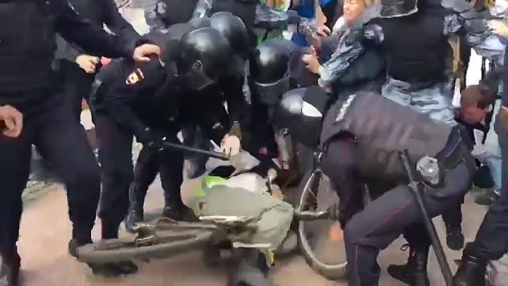 Задержание велосипедиста  в Москве, проехался покататься (480p).mp4