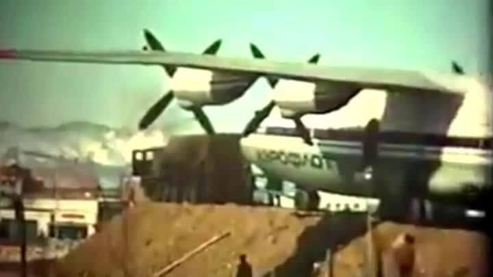 Установка памятника - самолета Ан-12 в аэропорту (п. Сокол), 1979 г, ...