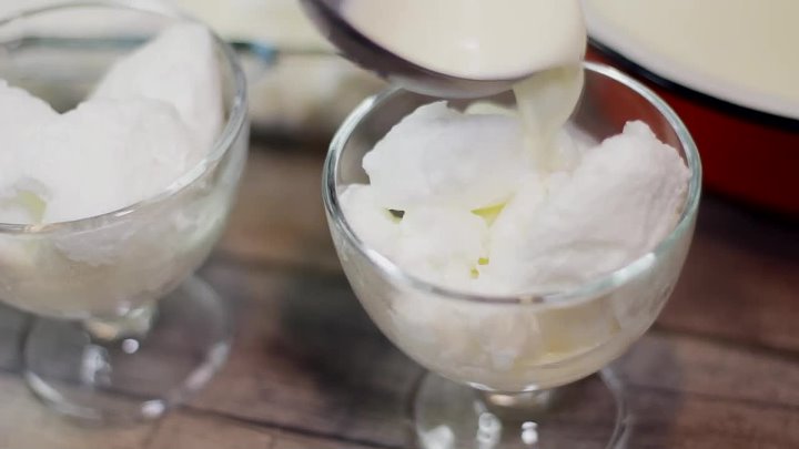 Снежки из белка. Десерт снежок. Десерт снежки из белков. Снежки ванильные десерт. Десерт снежки в ванильном соусе.