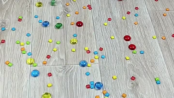 Цветные конфетки 🟥🟨🟢 Обратное видео #удивительнаявидеосемейка