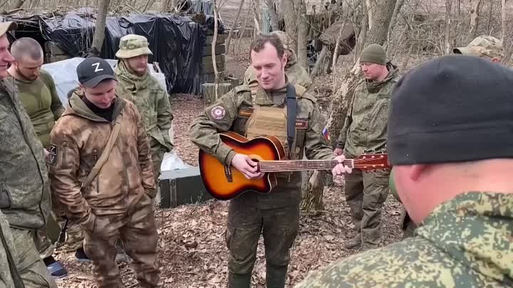 Мы русские, поет вежливый боец