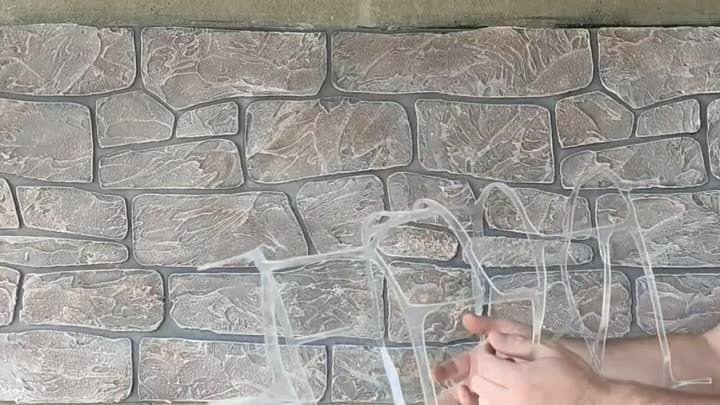Как оформить стену штукатуркой под камень