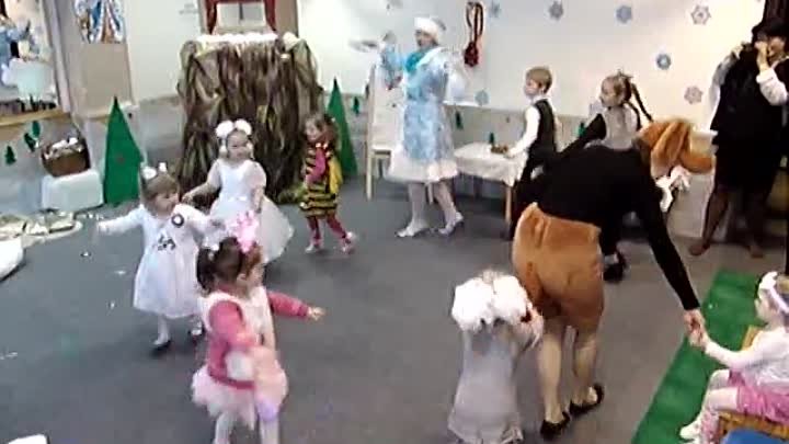 танец с Дедом Морозом и Снегурочкой в нашем центре "Счастливы в ...