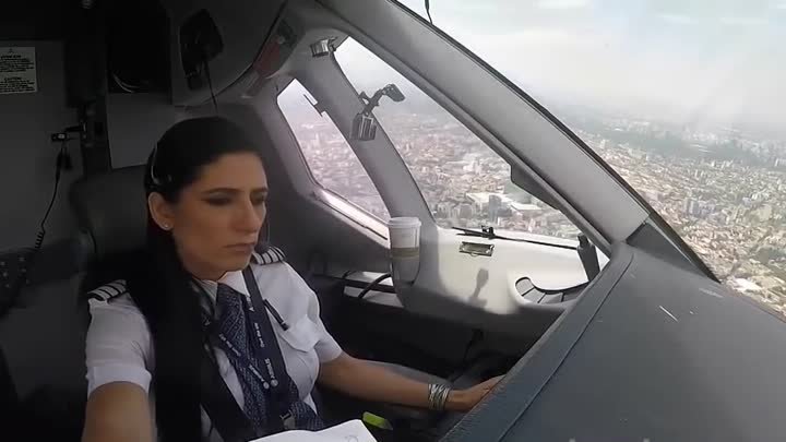 Девушка управляет самолётом под Диско 80-х! Вот это да!..