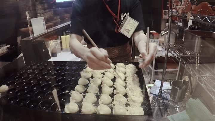 Как готовят такояки (пончики с осьминогами) в Осака, Япония