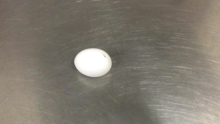 Очистка куриных яиц от скорлупы