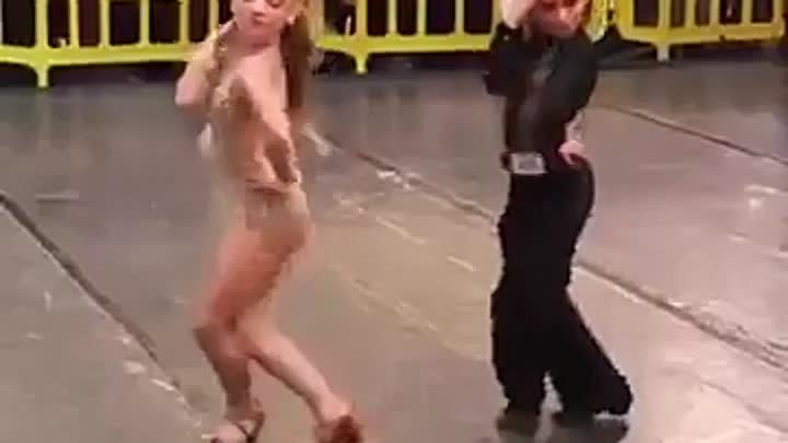 Детки танцуют
