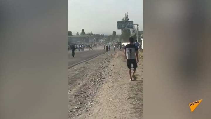 Momentul spargerii cordonului poliției pe drumul spre Koy-Tash - video