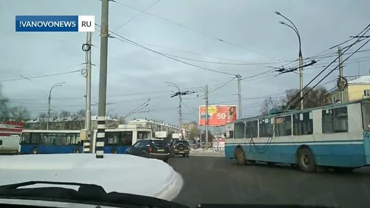 Троллейбус-гармошка застрял на кольце ивановского автовокзала