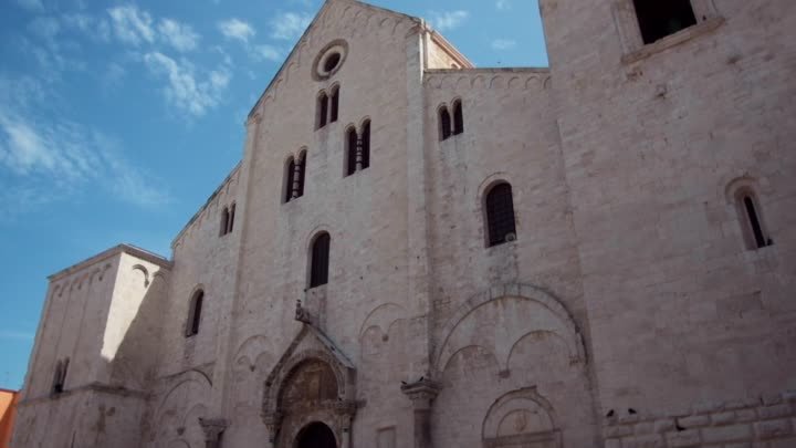 Что внутри базилики, где хранятся мощи Николая Мирликийского?