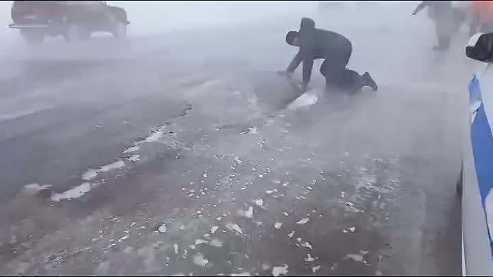 В Сибири зима настолько сурова... В Омске закрыты уже несколько трас ...