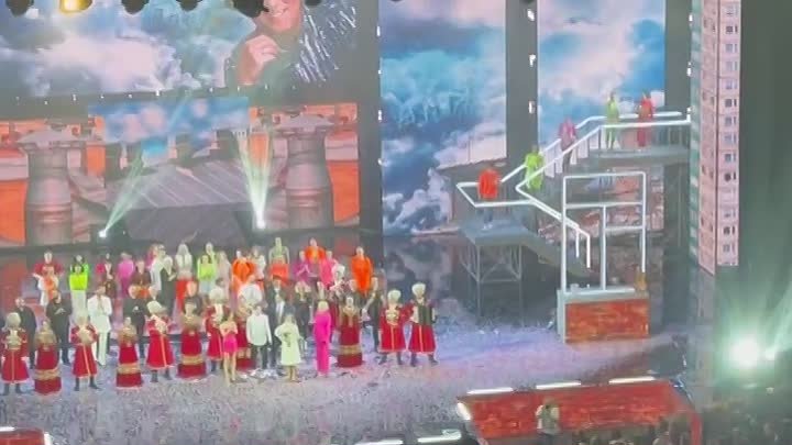 Поклонники Юрия Шатунова вместе с его детьми поют Седую Ночь в Кроку ...