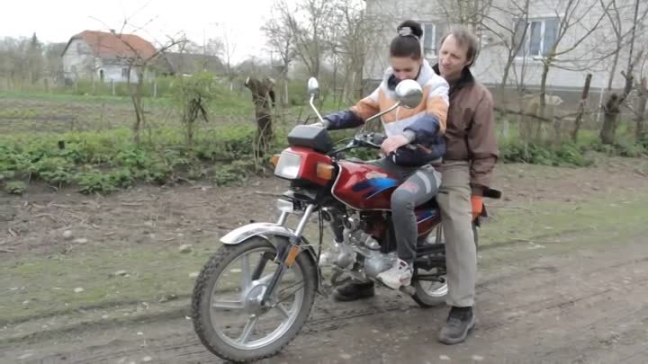 Папа учит дочку водить мотоцикл