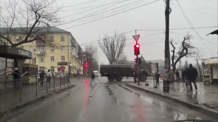 Погодка в городе, конечно, не новогодняя, но главное то, что внутри