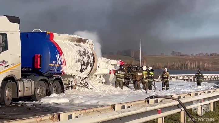 Бензовоз горит на трассе в Кузбассе