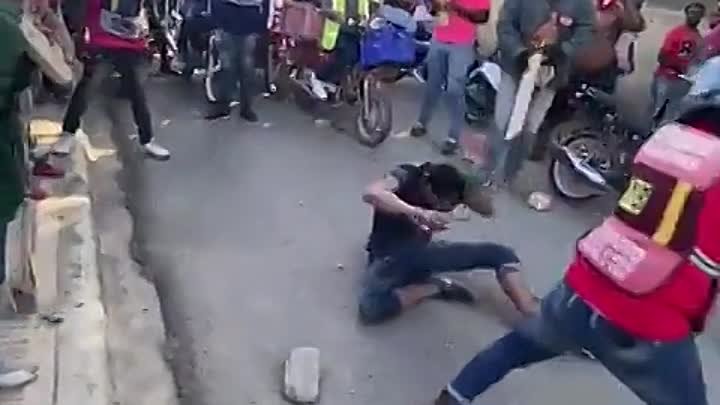 Доминиканская Республика. Мотоциклисты поймали  вора.