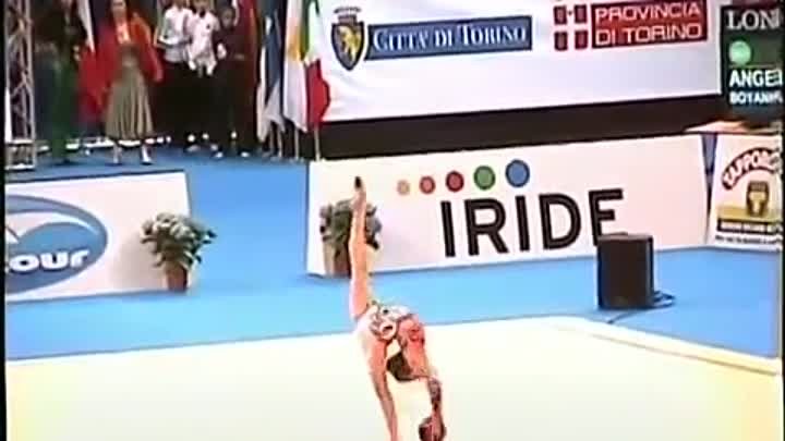 Эта гимнастка начала свой номер. Через несколько секунд зрители визж ...