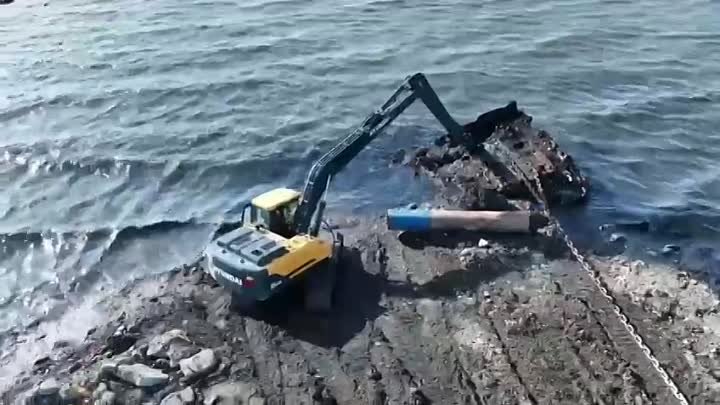 Акватории Сахалинской области очищают от затонувших судов. Видео: ми ...