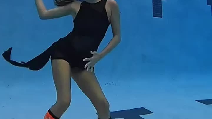 женщина под водой это круто 