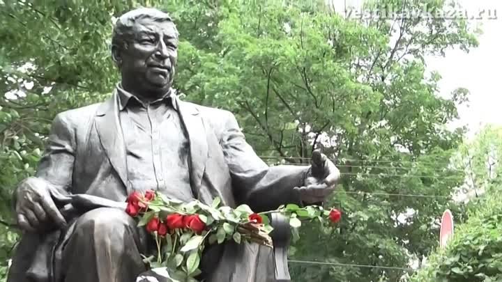 В Москве открыли памятник Расулу Гамзатову