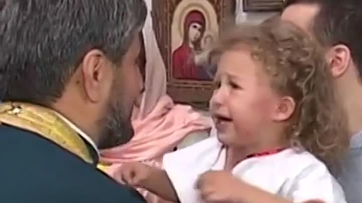 Крещение ....А потом ребёнок просит,чтобы батюшка поцеловал её 🙏