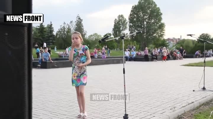 Девочка читает стихотворение на митинге-реквиеме памяти Алексея Мозг ...