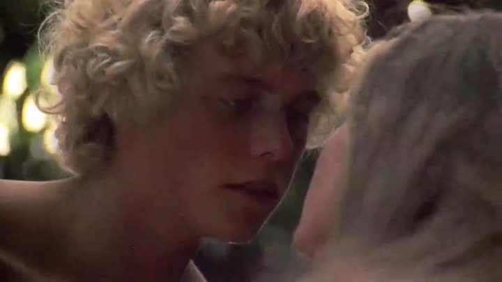 Брук Шилдс и Кристофер Аткинс целуются. Отрывок из фильма Голубая ла ...