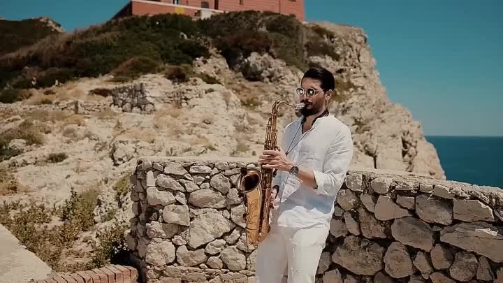 Еще один любитель саксофона играет для вас! Enzo Buonaurio Sax -