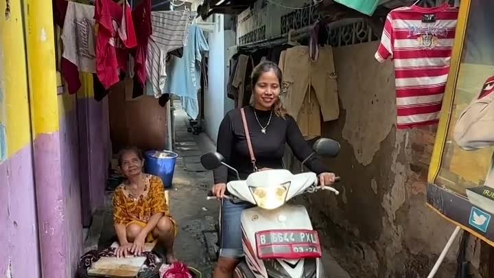 Богатство и нищета на соседних улицах в Индонезии