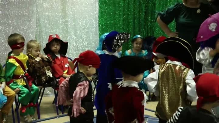 Внук Данилка исполняет танец пиратов