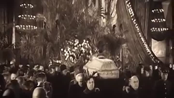 Сталин на арбатской. Похороны Сталина 1953. Похороны Сталина открытые люки. Похороны Сталина редкая в цвете. Похороны Сталина в доме союзов фото.