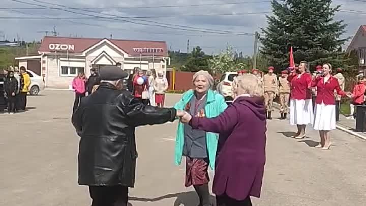 Ветераны ВОВ танцуют под "Смуглянку" во время выступления  ...