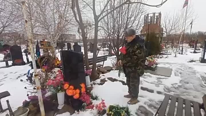 Квачков посетил могилу  Бэтмана.(Беднова в Луганске) 