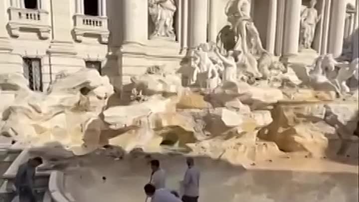 В знаменитый римский фонтан Треви туристы набросали монет на рекордн ...