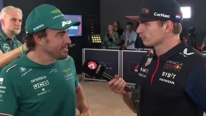 Ферстаппен берет интервью у Алонсо после гонки Гран-При Абу-Даби