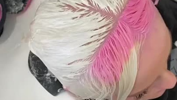 Блочное окрашивание волос в белый и розовый 