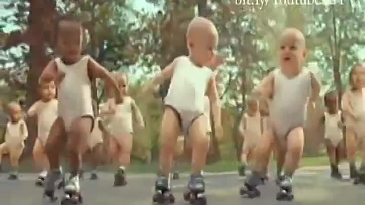 Дети танцуют на роликах