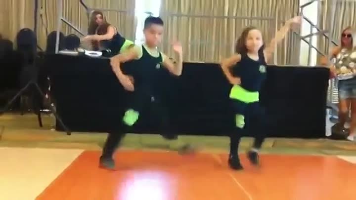 Малыши 6 и 7 лет танцуют офигенную сальсу