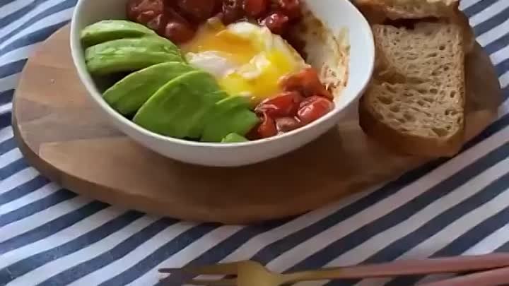 Завтрак с яйцом пашот авокадо и томатами