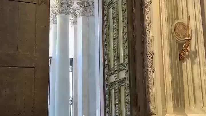 Бронзовым дверям собора Святого Иоанна Латеранского более 2000 лет.