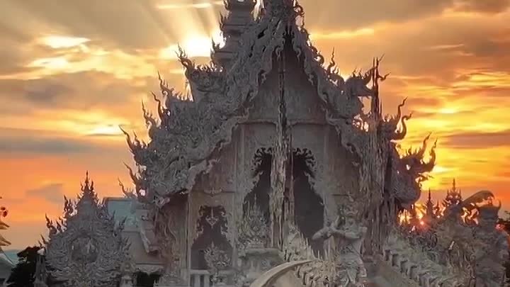 Белоснежный храм Ват Ронг Кхун на закате…
