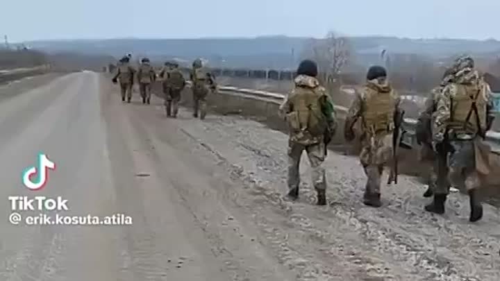ВСУшники оставляют свои позиции в районе Авдеевки

Отступаем с позиц ...