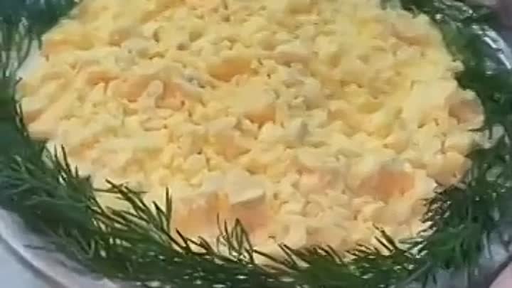Салат «Мимоза» с солёным огурцом