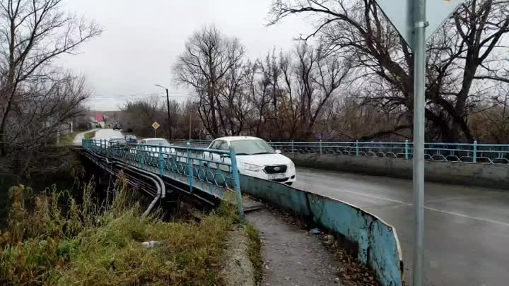 Разрушается пешеходная зона на Чапаевском мосту через Кураганку в Ку ...